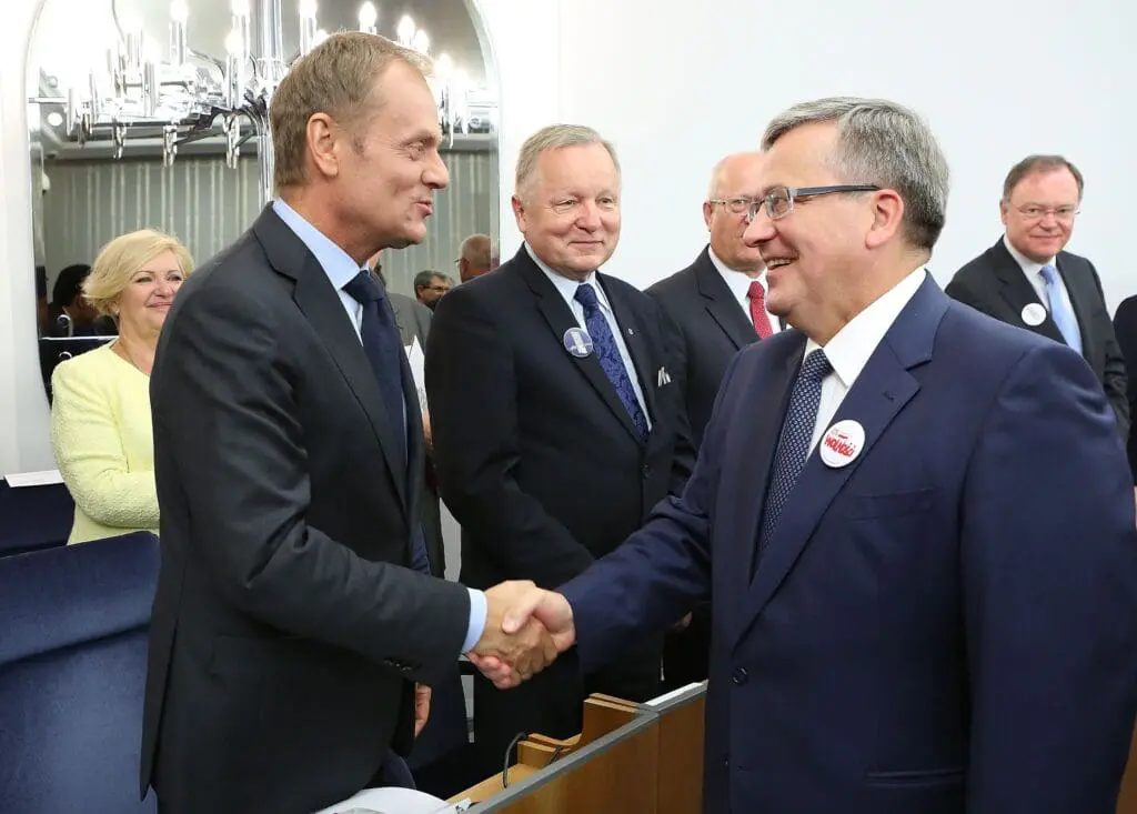 Tusk ostro o Komorowskim. ,,Jest poza Platformą Obywatelską”