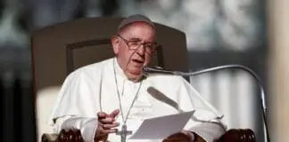 Papież Franciszek podczas przemówienia do wiernych
