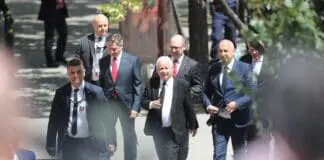 Jarosław Kaczyński podczas wystąpienia prezydenta USA Donalda Trumpa w Polsce