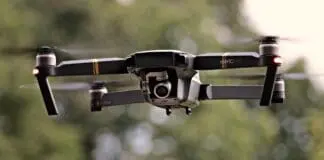 Dron wojskowy unoszący się w powietrzu