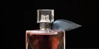 Flakony perfum ustawione obok siebie