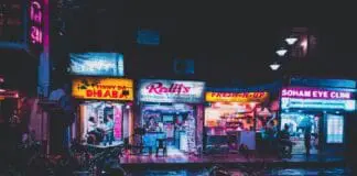 Billboard reklamowy przy ulicy w Łodzi