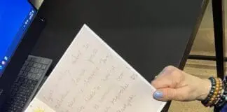 Starsza osoba czytająca list otrzymany od dziecka