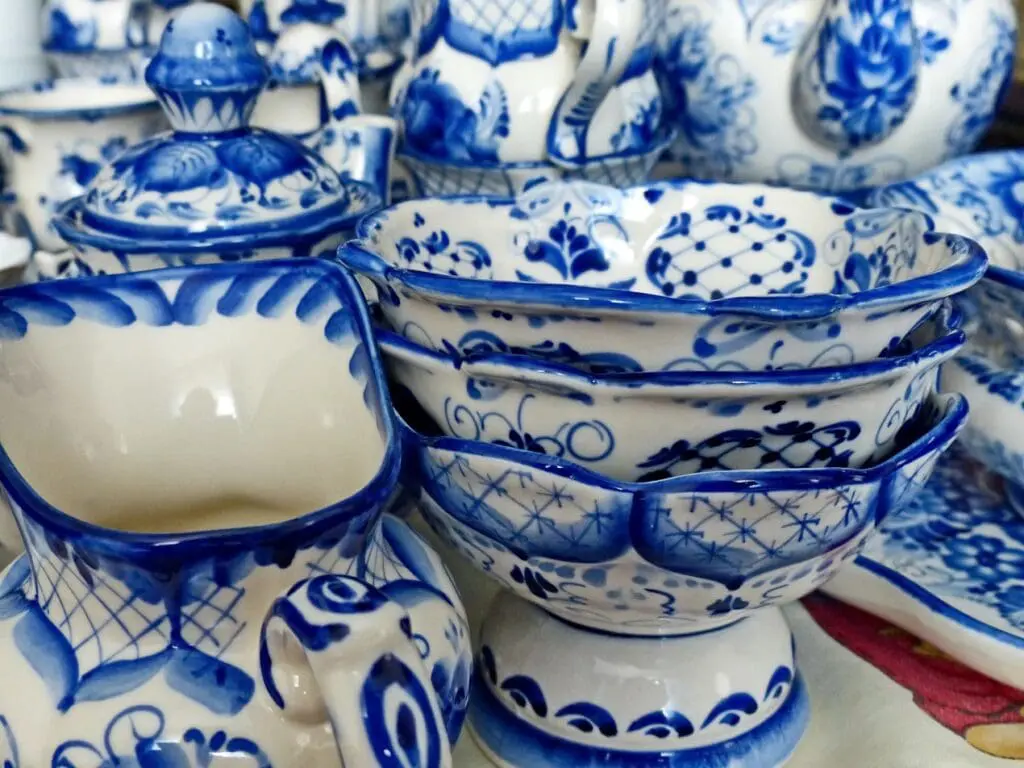Porcelana jako prezent – dlaczego warto postawić na wyroby z Ćmielowa?