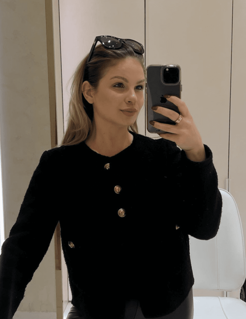 Daisylette w swetrze na zdjeciu z profilu Nikoletty Parypy na Instagramie