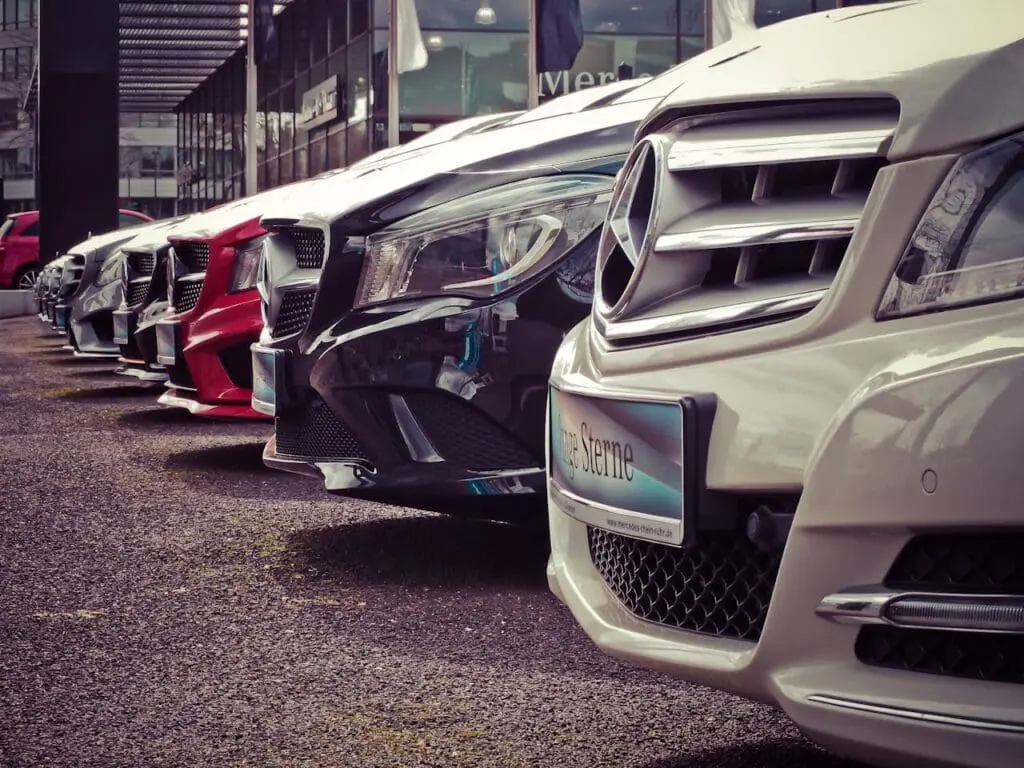 Sposoby na zaoszczędzenie pieniędzy podczas wypożyczania samochodu Wypożyczony samochód osobowy na parkingu