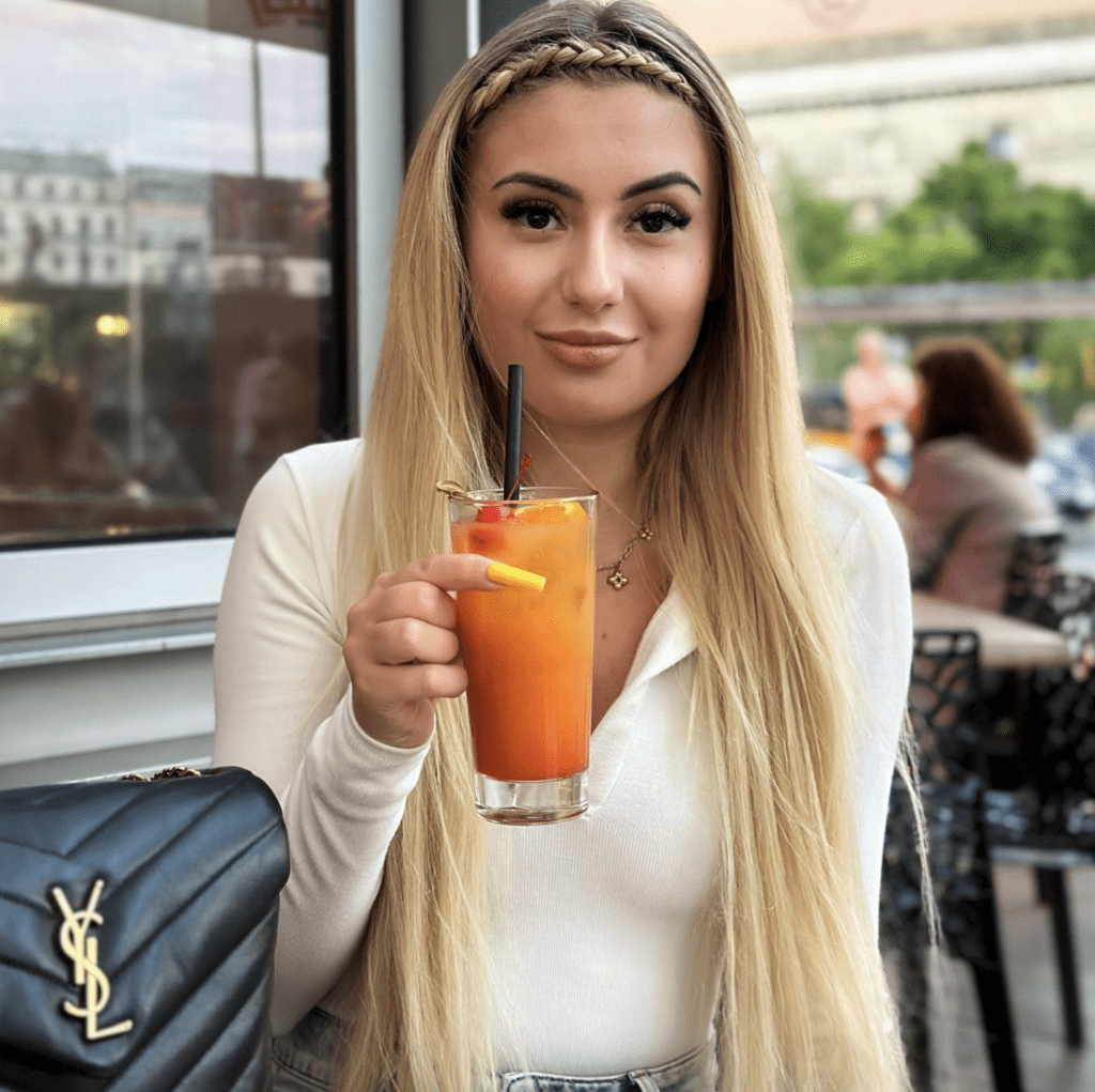 Kinia Wilczyńska – wykształcenie i szkoła