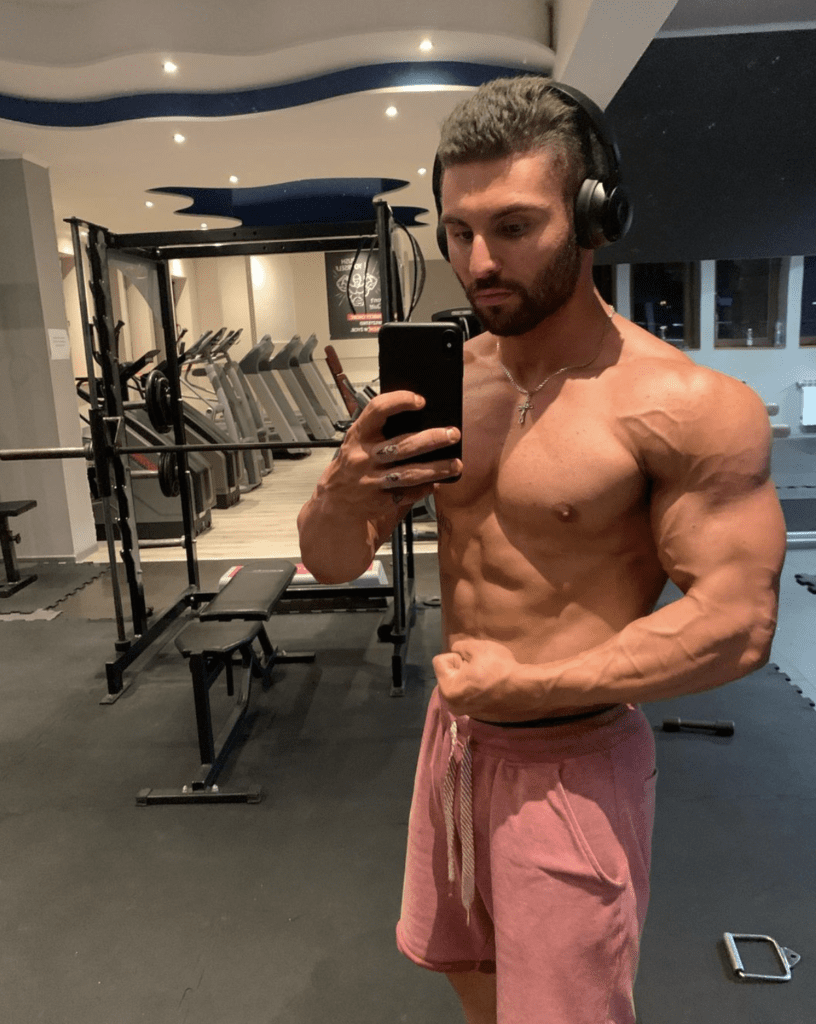 Adrian Cios podczas treningu przed walką freak fight