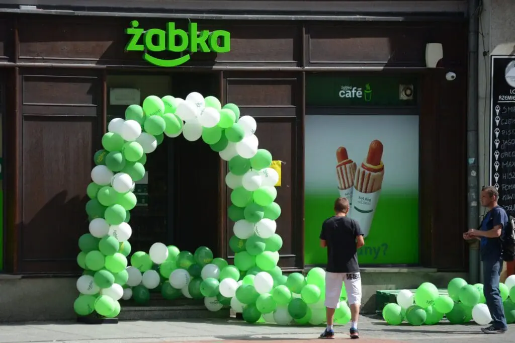 Od ilu lat można pracować w Żabce