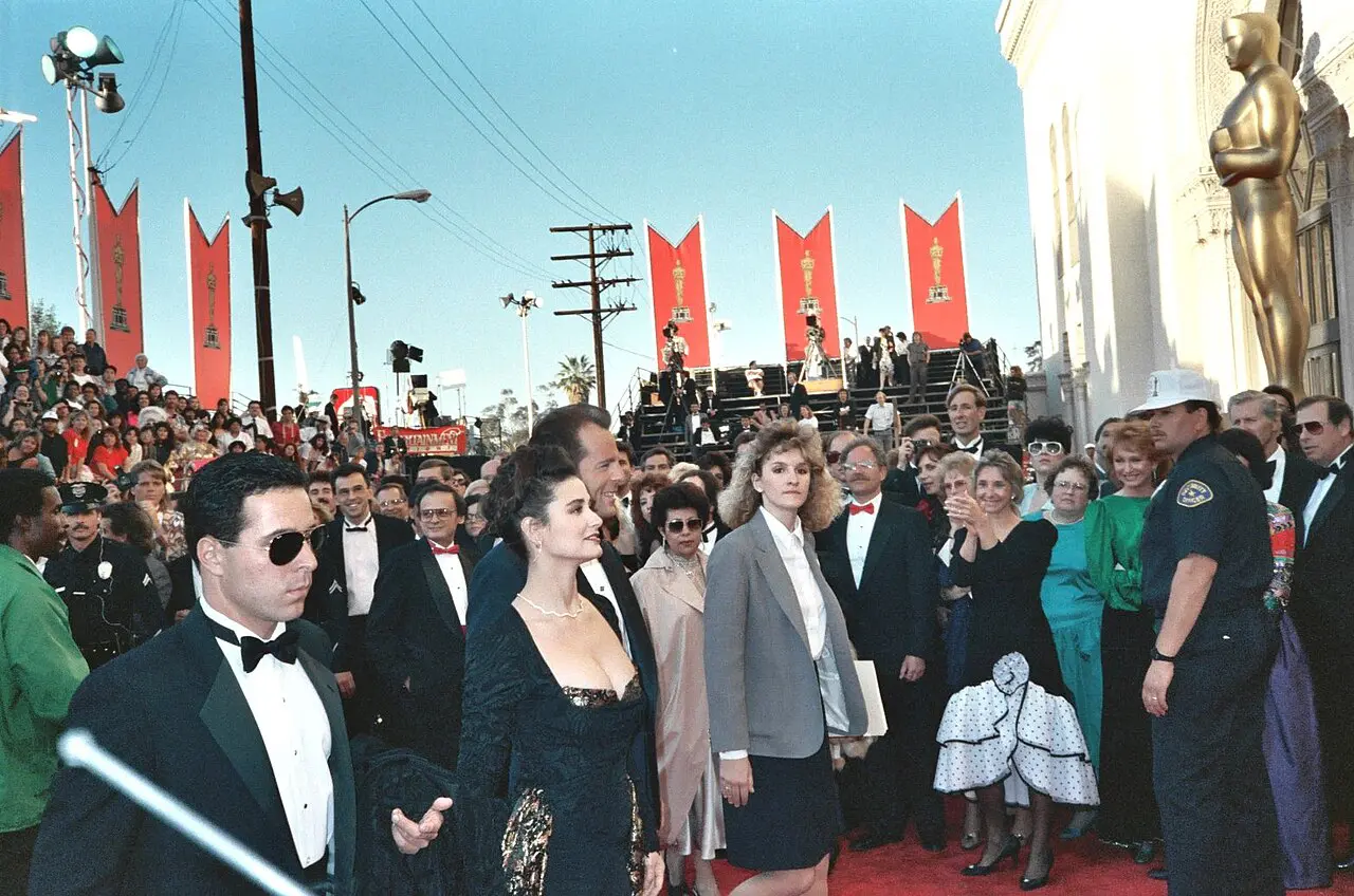 Demi Moore w młodości: dzieciństwo, początki kariery i droga na szczyt demi moore w młodości Demi Moore i Bruce Willis na czerwonym dywanie 61. gali rozdania Oscarów w 1989 roku