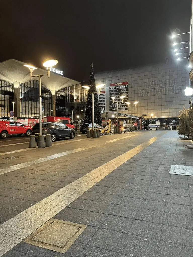 Mężczyzna na choince w Katowicach. Nietypowa interwencja służb