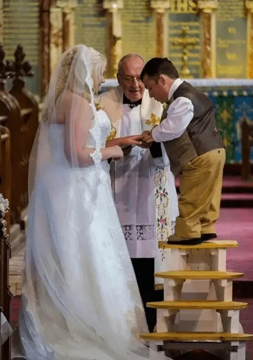 Mężczyzna mający 110 cm wzrostu ożenił się z wysoką kobietą: historia miłości, która podbiła serca milionów