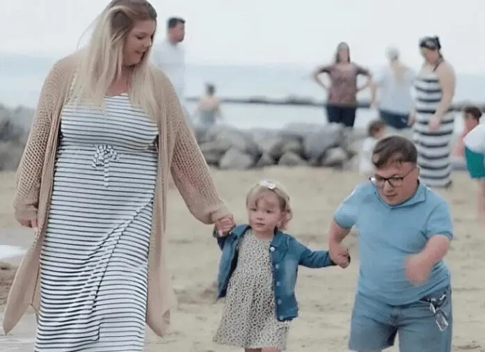 Mężczyzna mający 110 cm wzrostu ożenił się z wysoką kobietą: historia miłości, która podbiła serca milionów