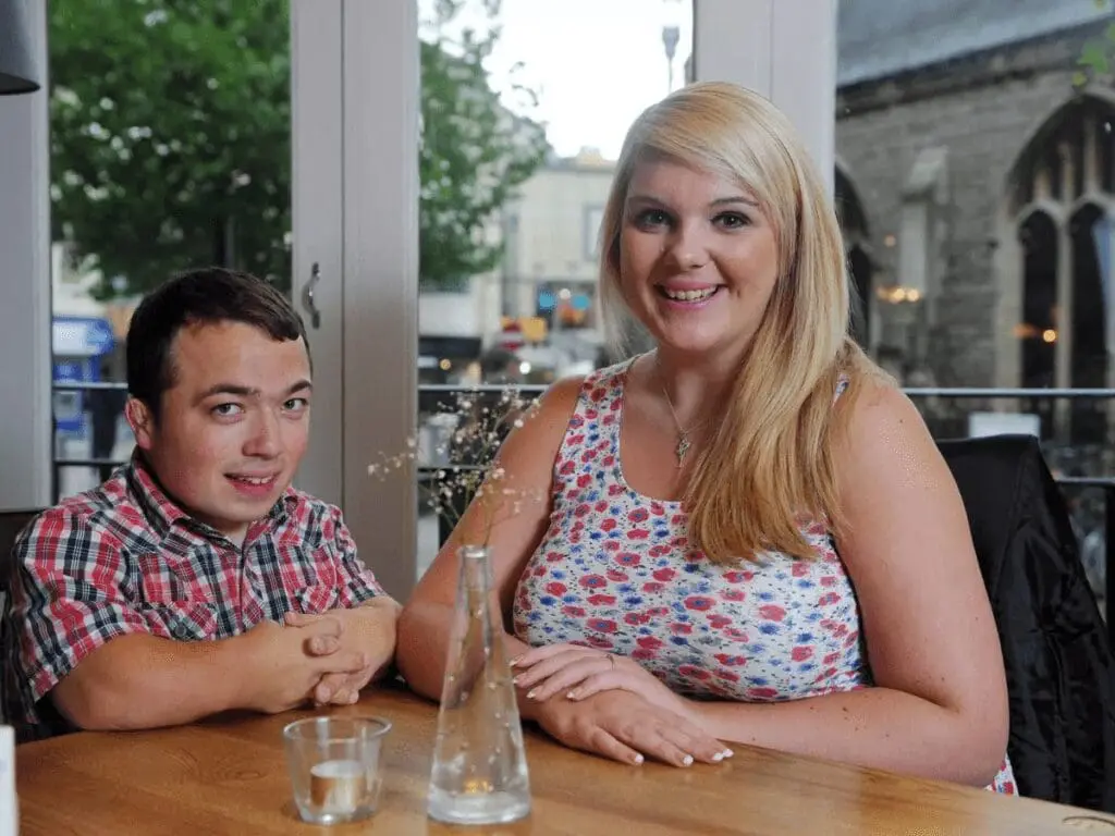 Mężczyzna mający 110 cm wzrostu ożenił się z wysoką kobietą: historia miłości, która podbiła serca milionów