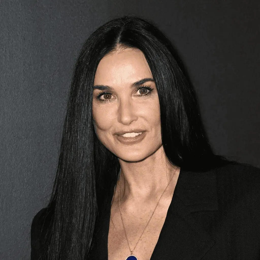 Demi Moore ujawnia dramatyczne szczegóły swojej młodości: “Moja matka sprzedała mnie za 500 dolarów”