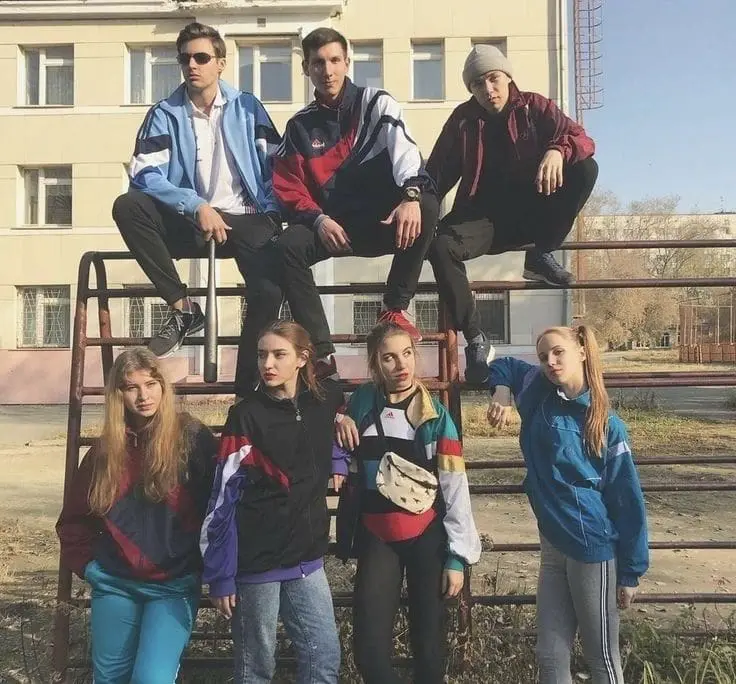 Moda PRL lata 80 – kultowe trendy i ikony stylu Moda PRL lata 80 moda w PRL