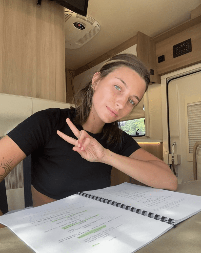 Julia Wieniawa: kariera aktorska i praca na planie