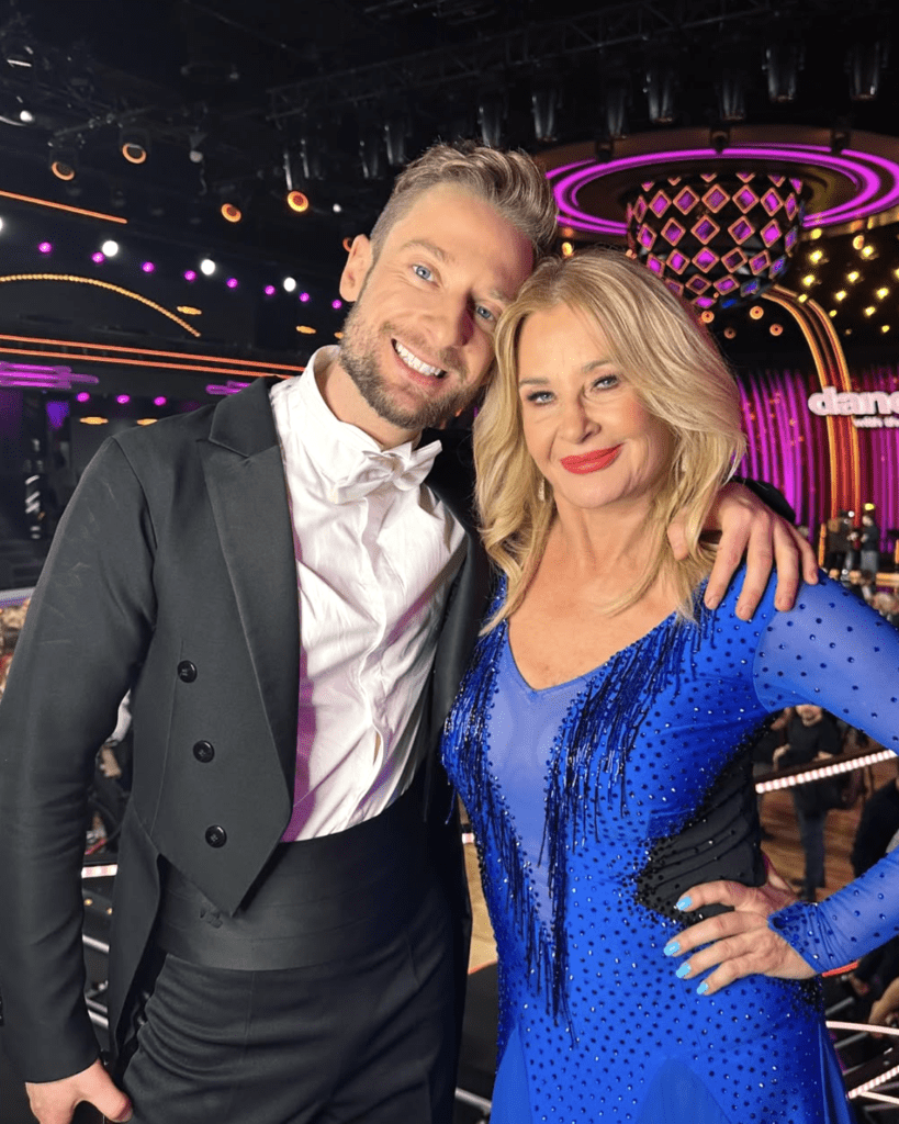 Michał Danilczuk we fraku na planie telewizyjnego programu tanecznego