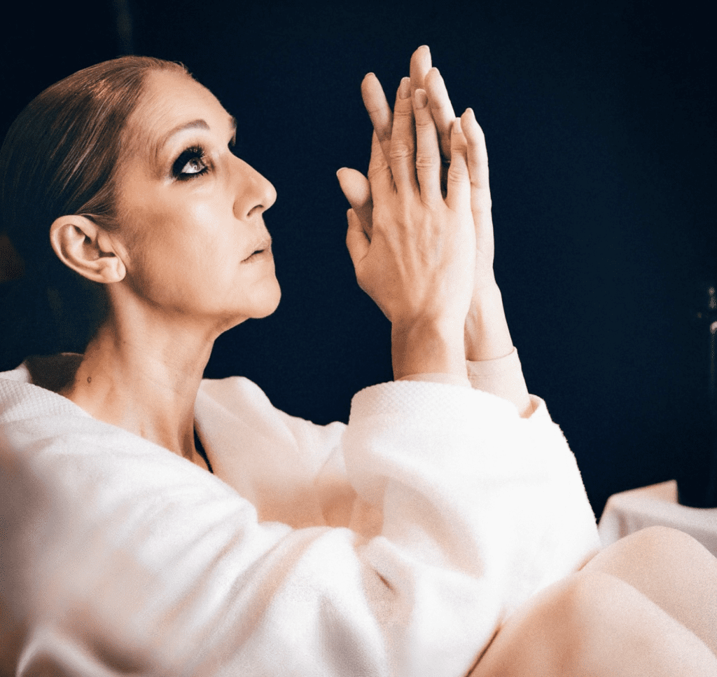 Celine Dion w trakcie wywiadu, w którym opowiada o zespole sztywnego człowieka (SPS)