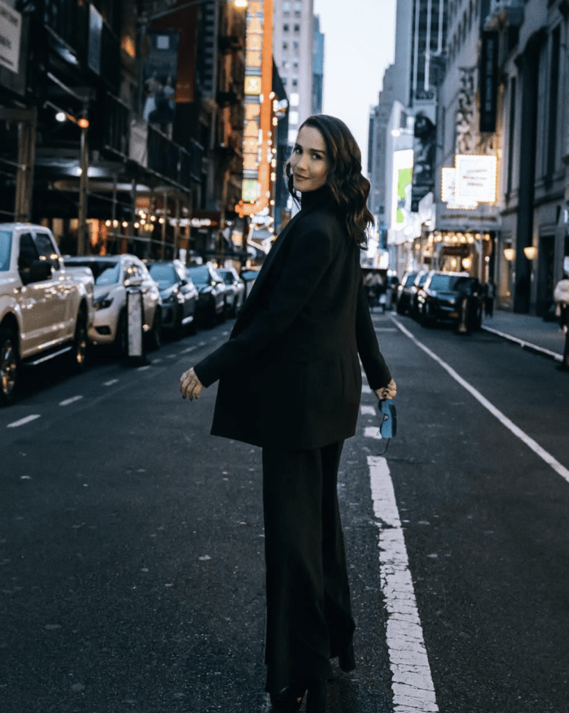 Natalia Oreiro podczas występu muzycznego na scenie