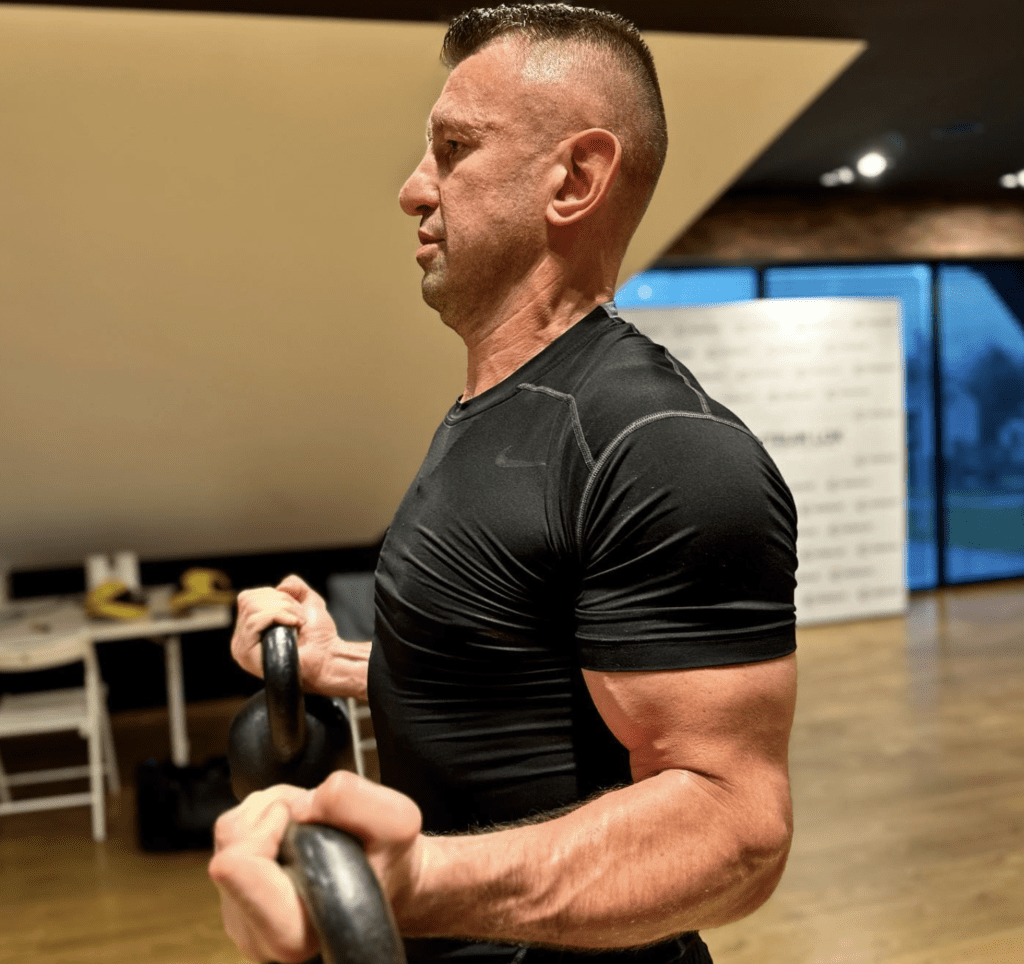 Tomasz Adamek świętuje zwycięstwo na ringu