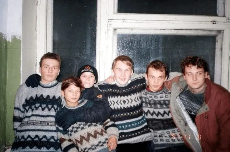 Moda PRL lata 80 – kultowe trendy i ikony stylu Moda PRL lata 80 Swetry oversize lata 80