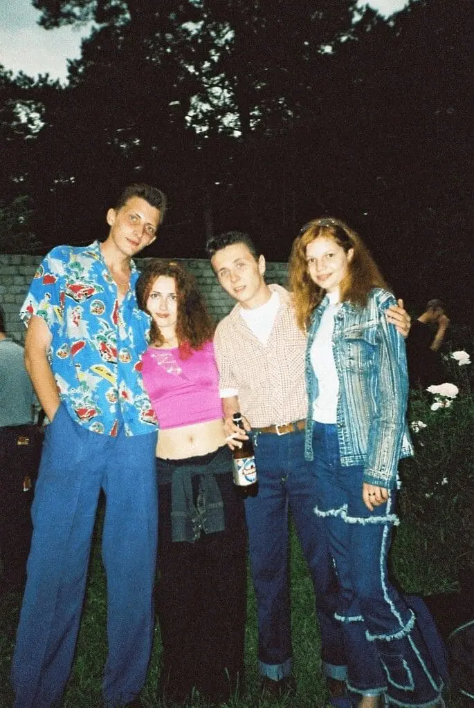 Moda PRL lata 80 – kultowe trendy i ikony stylu Moda PRL lata 80 Dżinsy lata 80