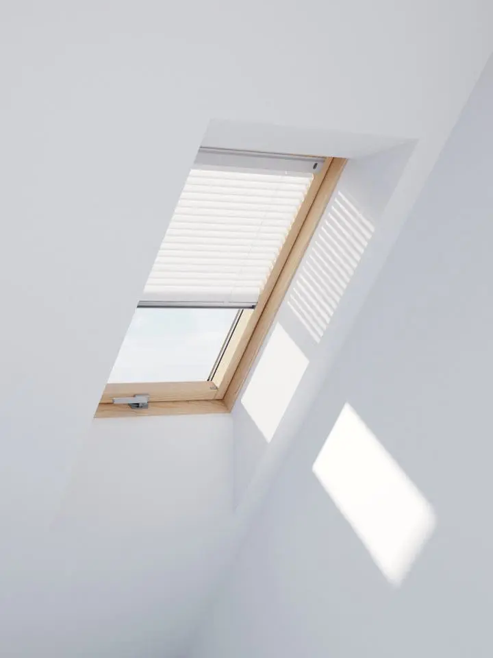 Dlaczego warto wybrać żaluzje weneckie do okna dachowego?