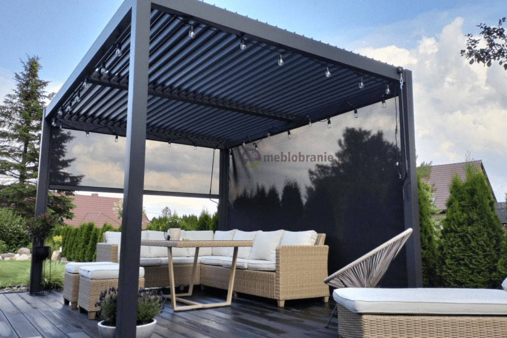 Metalowa pergola ogrodowa na tarasie przydomowym