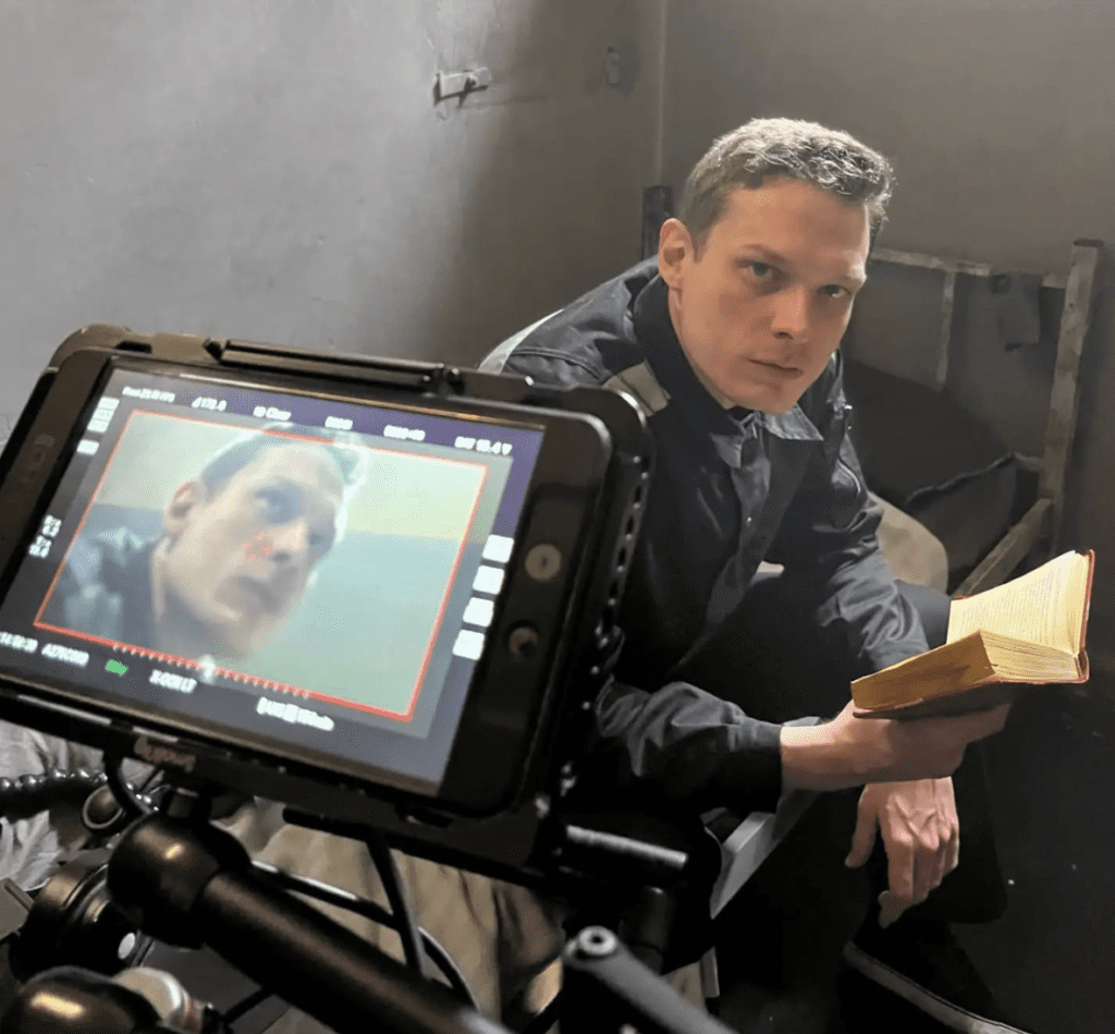 Adam Fidusiewicz – kim jest? Wiek (41 lat), partnerka, kariera adam fidusiewicz Adam Fidusiewicz – aktor filmowy i dubbingowy