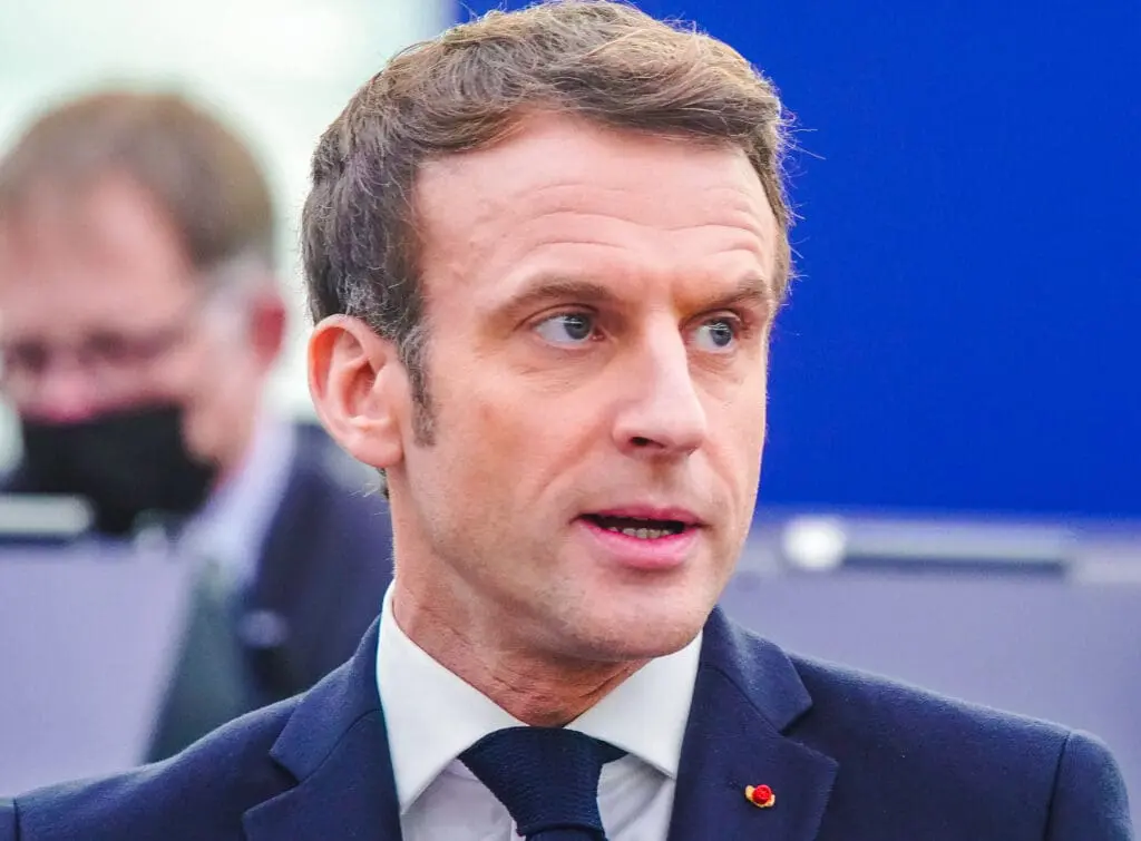 Emmanuel Macron pobity przez żonę podczas lotu? Szokujące nagranie trafiło do sieci Macron pobity Macron pobity