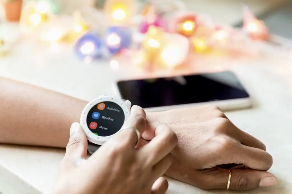Osoba korzystająca z aplikacji na smartwatchu