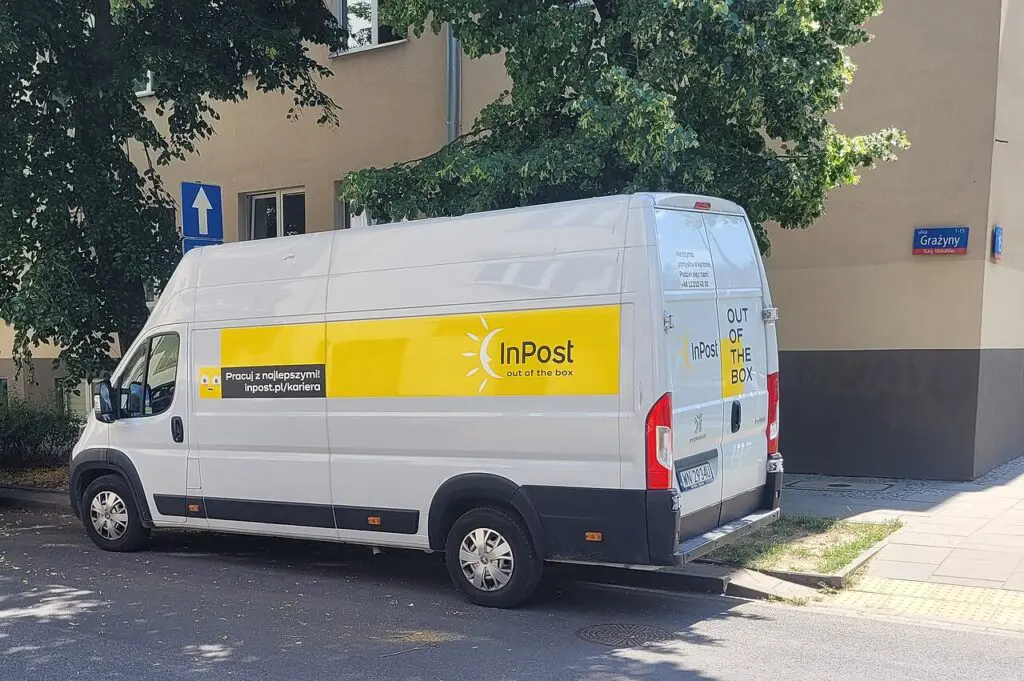 Samochód dostawczy kuriera InPost zaparkowany przy ulicy w Warszawie