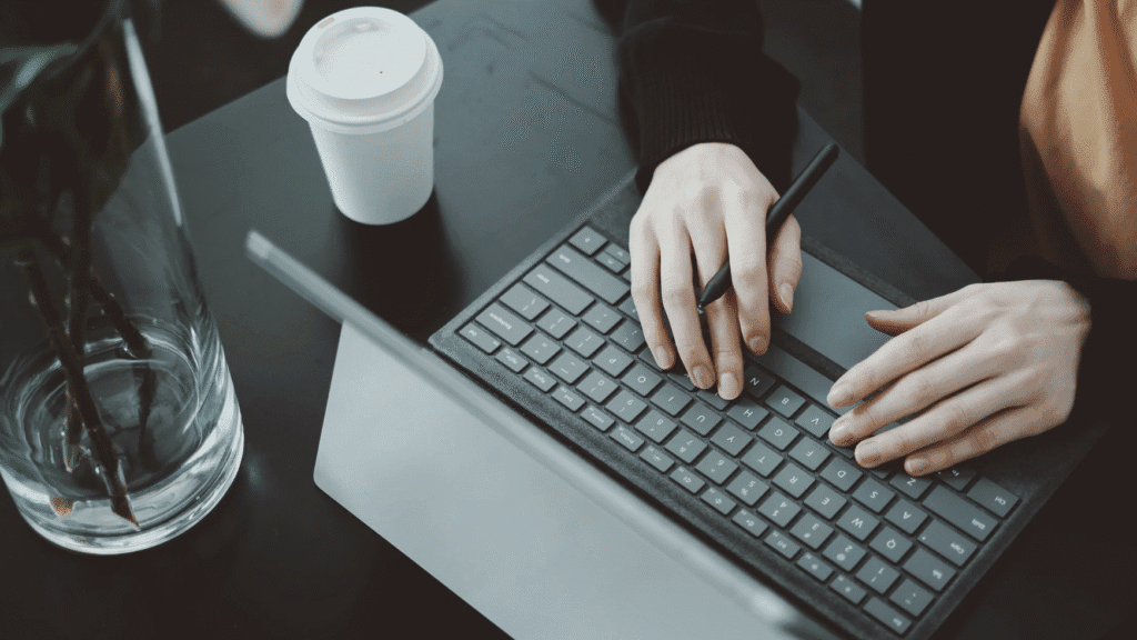 Czy przyszłość należy do osób bez tożsamości? Równowaga między wolnością użytkownika a bezpieczeństwem cyfrowym