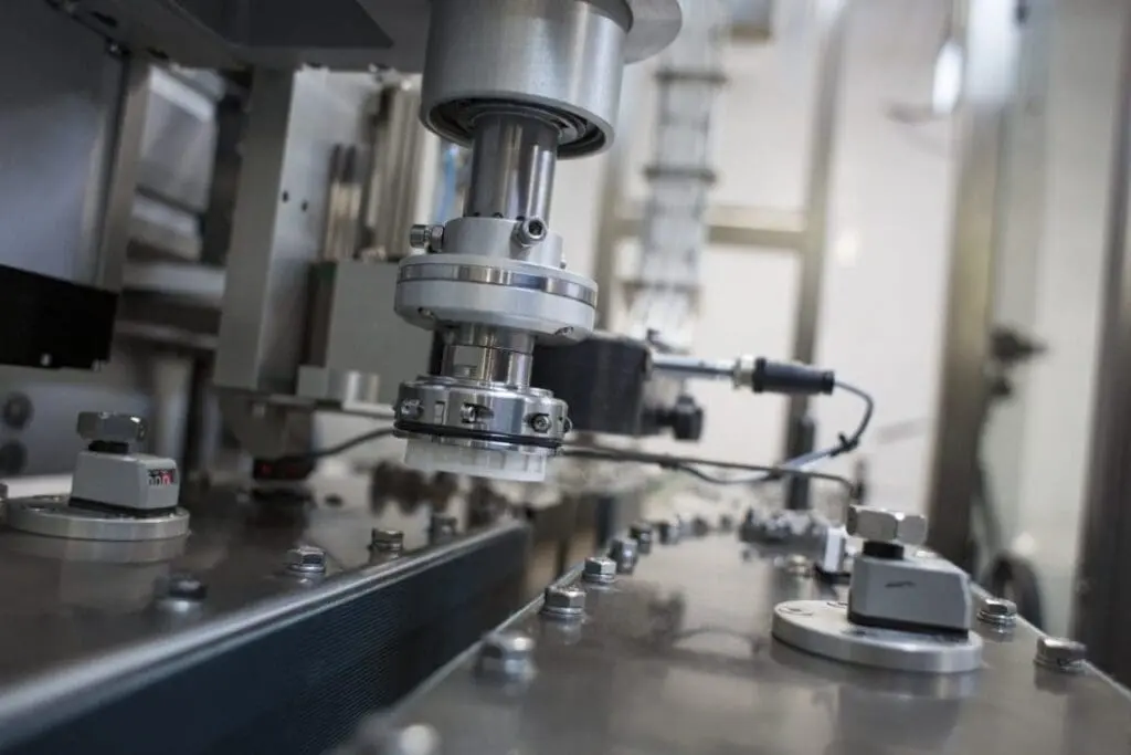 Jak wybrać odpowiednią zakręcarkę do butelek