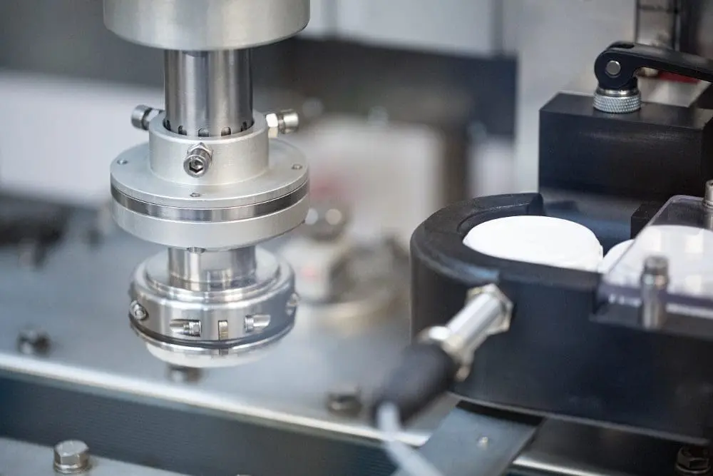 Jak wybrać odpowiednią zakręcarkę do butelek