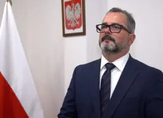 Rolnik senior odbiera świadczenie w formie przekazu pocztowego