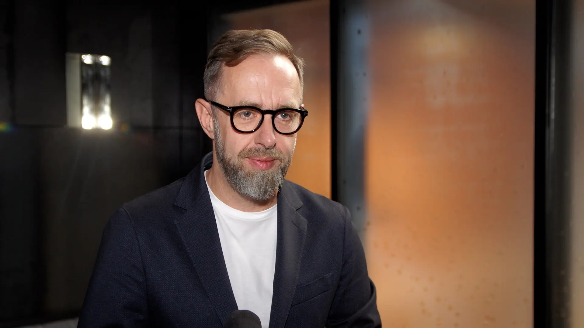 Polskie firmy testują AI, ale nie są gotowe na jej strategiczne wdrożenie. Nie potrafią jej zastosować w procesach biznesowych