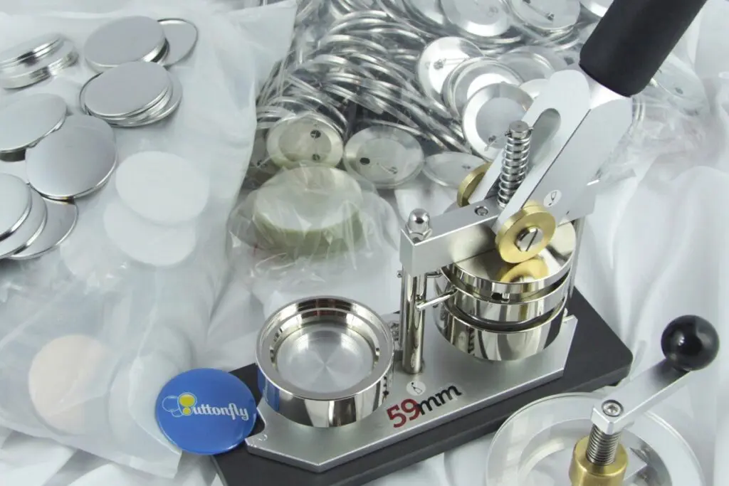 Przypinki pod kontrolą – własna maszyna do przypinek zmienia wszystko