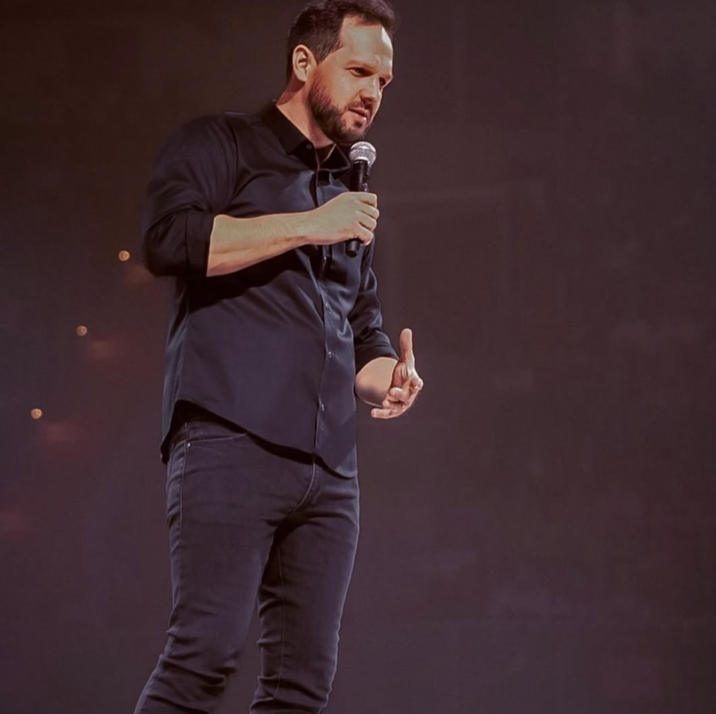 Rafał Pacześ – wiek (36 lat), życie prywatne i kariera (2026) rafał pacześ Rafał Pacześ – komik chroniący swoje życie prywatne
