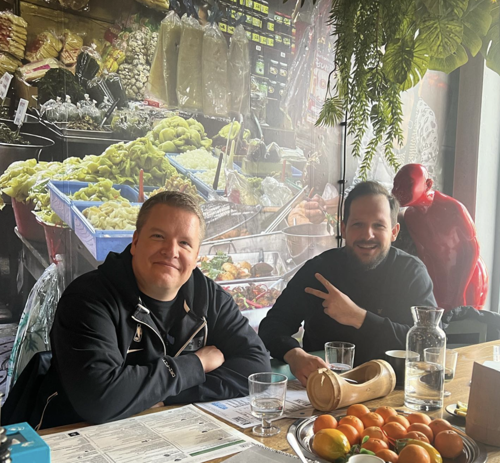 Rafał Pacześ – wiek (36 lat), życie prywatne i kariera (2026) rafał pacześ Rafał Pacześ podczas występu stand-up – kulisy kariery