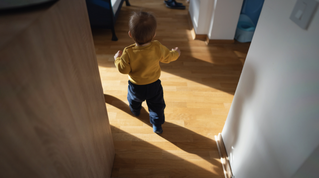 Dziecko zatrzaśnięte w mieszkaniu lub klucze w środku w Warszawie: jak działać bez paniki i bez ryzykownych prób