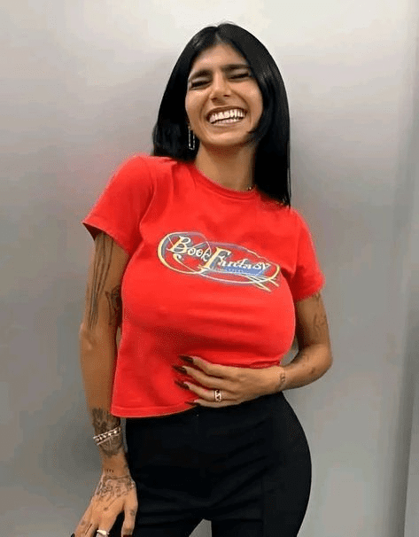 Portret Mia Khalifa, znanej amerykańskiej celebrytki
