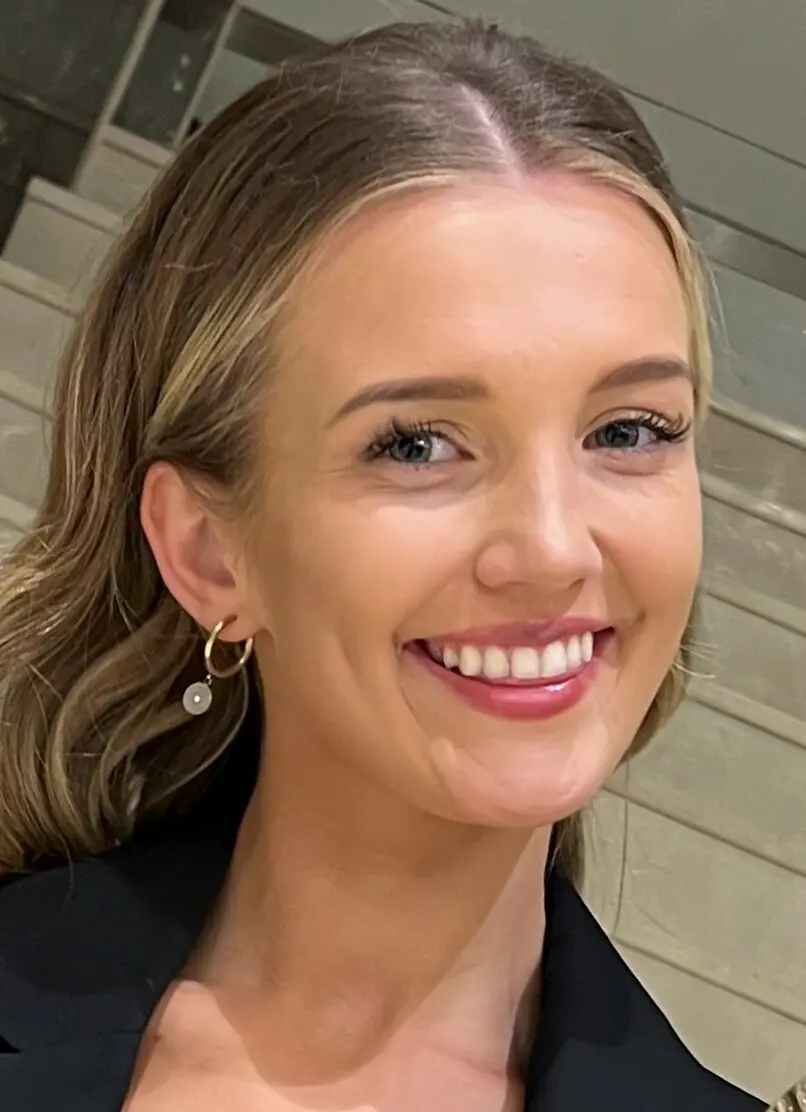 Alicja Ostolska z nagrodą w ręku, zdjęcie z lutego 2023 roku