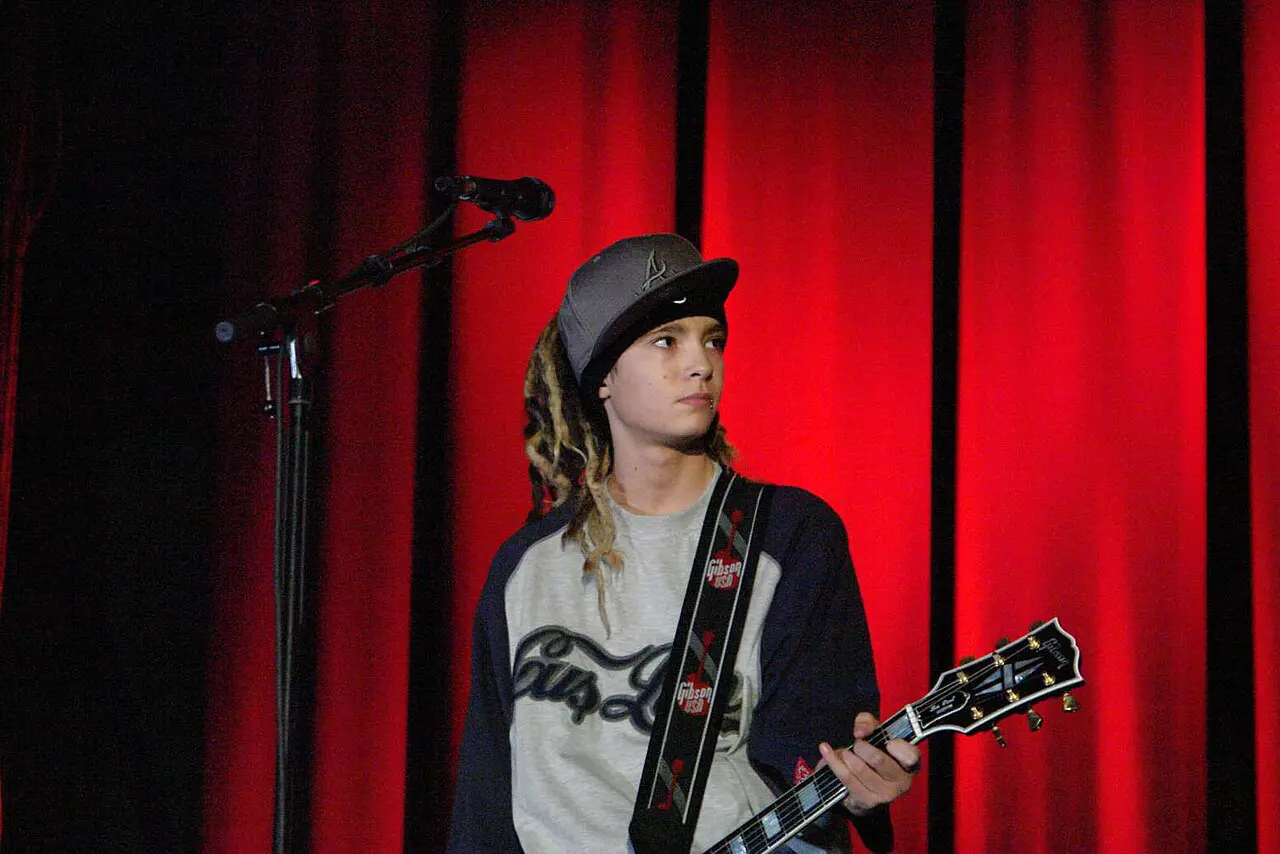 Ile lat ma Tom Kaulitz? Wiek, Tokio Hotel i Heidi Klum tom kaulitz wiek Tom Kaulitz z gitarą na koncercie Tokio Hotel w Sursee w Szwajcarii