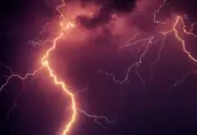 Błyskawice nad miastem podczas nocnej burzy