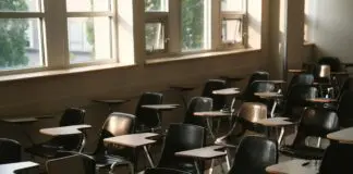 Pierwszy dzwonek już jutro. Ferie, egzaminy i 15 dni wolnego na przełomie roku Pusta sala lekcyjna z rzędami ławek i światłem wpadającym przez okna