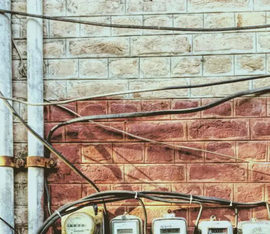 Połowa Polski ma już nowy licznik prądu. Do 2031 roku dostanie go każdy Rząd starych liczników energii elektrycznej zamontowanych na ścianie budynku