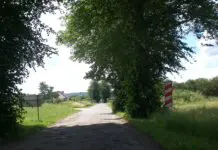 Niestrzeżony przejazd kolejowy kategorii D z krzyżem świętego Andrzeja na wiejskiej drodze