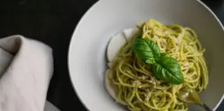 Jad kiełbasiany w słoiku z pesto. GIS wycofuje partię, sprawdź numer na etykiecie Talerz spaghetti z zielonym sosem pesto i listkami bazylii